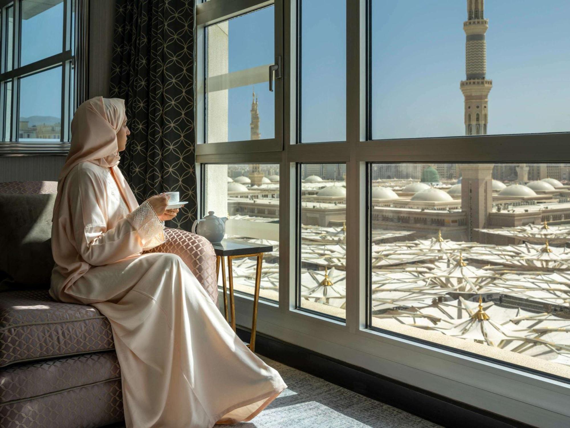أنوار المدينة موڤنبيك فندق 5*
