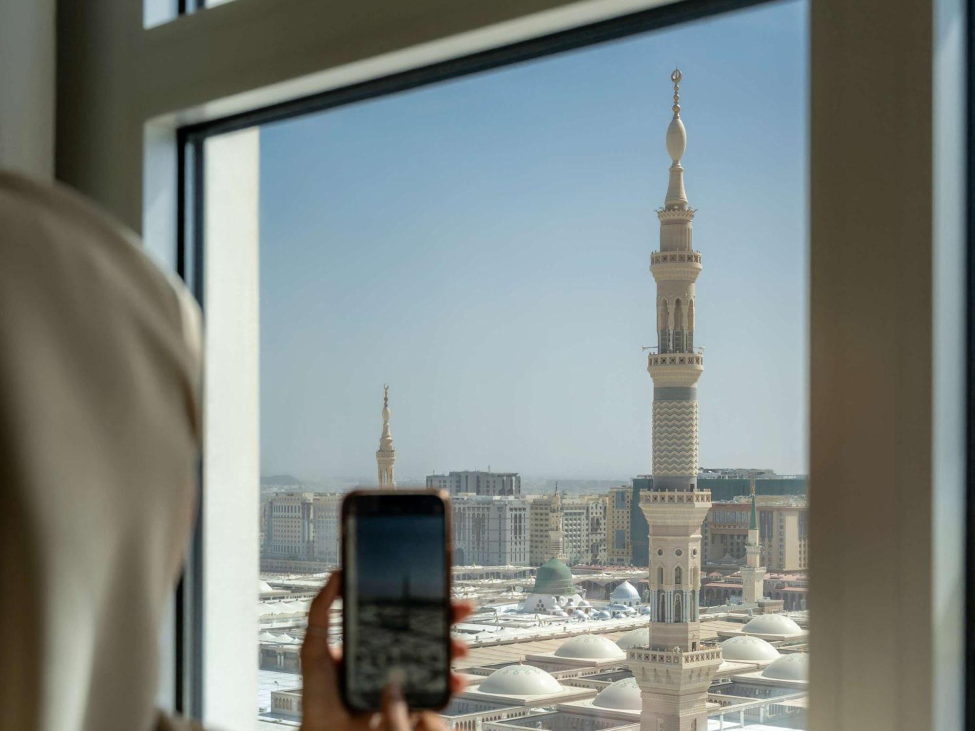 أنوار المدينة موڤنبيك فندق 5*